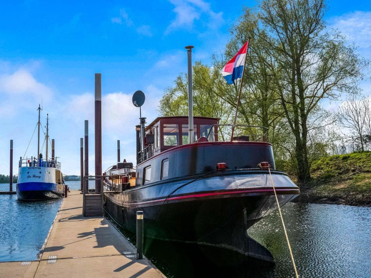 Luxury Boat In * Kerkdriel