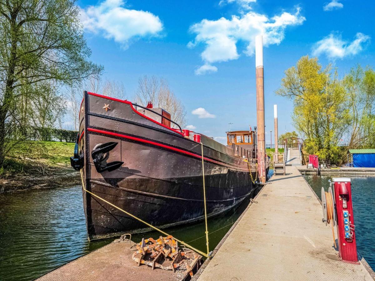 Luxury Boat In * Kerkdriel